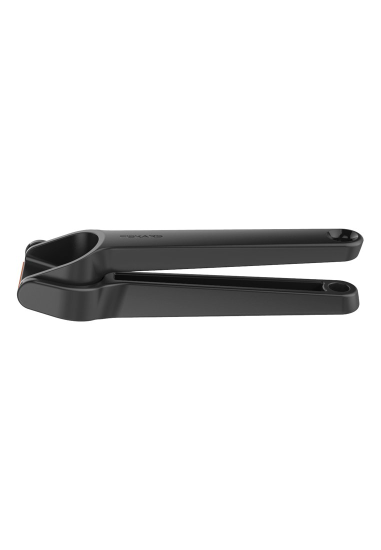 Schwarzer Kunststoff-Nussknacker mit einem breiten, gebogenen Griffbereich und einem tiefen, schalenförmigen Ende zum Knacken von Nüssen, das eine glatte, matte Oberfläche aufweist.