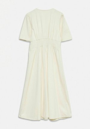 Robe midi écrue à manches courtes, taille froncée et jupe évasée, vue de dos sur fond blanc.