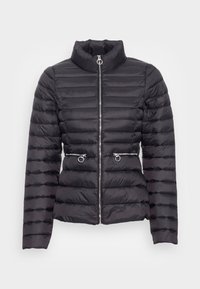 Svart puffjacka med horisontellt quiltat mönster, hög krage, framdragkedja och två fickor med dragkedja med ringdrag.