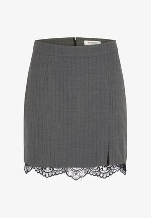 Jupe grise à rayures avec un détail de dentelle en bas. Elle présente une taille cintrée et une fente sur le côté, fabriquée en tissu tissé. Fermeture éclair au dos.