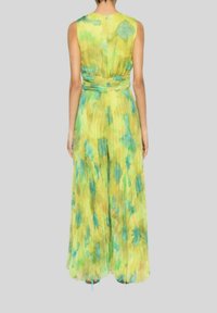 Abito maxi plissettato di un vivace giallo con motivi acquarela blu-verdi, caratterizzato da una vita aderente e un design con schiena scoperta.