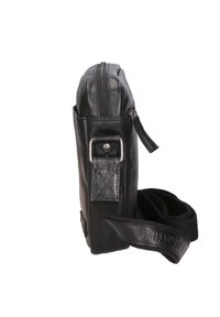 Borsa in pelle nera con forma rettangolare, chiusura con zip sulla parte superiore, tracolla regolabile e accenti in metallo. Presenta una superficie testurizzata.