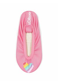 Roze stof balletschoen met elastische opening, met een textuur hartafbeelding in regenboogkleuren op de tenen. Standaardontwerp.