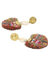 Kolorowe kolczyki z frędzlami w różnych odcieniach, ze złotymi akcentami i muszelkami, z dekoracyjnymi koralikami wplecionymi w projekt.