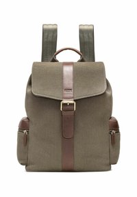 Zielono-oliwkowy plecak z płótna z brązowym skórzanym paskiem i uchwytem, przednią klapą, dwoma bocznymi kieszeniami na zamek błyskawiczny oraz wyściełanymi ramionami.