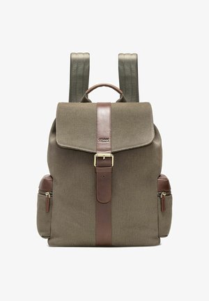 Zielono-oliwkowy plecak z płótna z brązowym skórzanym paskiem i uchwytem, przednią klapą, dwoma bocznymi kieszeniami na zamek błyskawiczny oraz wyściełanymi ramionami.