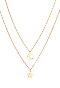 Collana a più strati in tono oro con pendente a forma di luna crescente e stella, caratterizzata da sottili catene e una finitura lucida.