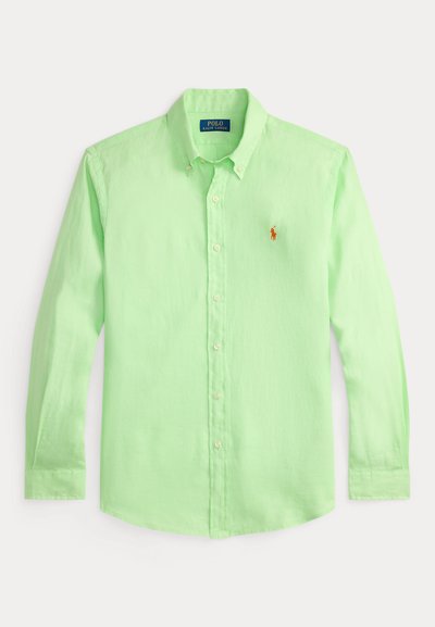 Ανοιχτό πράσινο πουκάμισο με μακριά μανίκια από λινό, με γιακά με κουμπιά, λευκά κουμπιά και μικρό λογότυπο στο αριστερό στήθος.