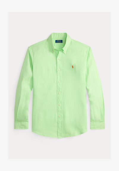 Ανοιχτό πράσινο πουκάμισο με μακριά μανίκια από λινό, με γιακά με κουμπιά, λευκά κουμπιά και μικρό λογότυπο στο αριστερό στήθος.