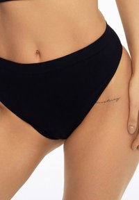 Czarne, wysoko taliowane majtki bikini wykonane z gładkiego materiału, z szerokim pasem i minimalistycznym wzornictwem, z detalami szwów.