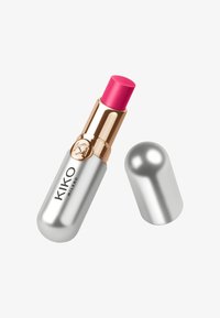 Lipstick in een metallic zilveren tube met roségouden accenten. Heldere roze bullet, ronde dop ernaast, heeft een reliëflogo.