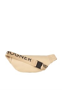 Beige heuptasje van stof met een gladde textuur, voorzien van een opvallend zwart "BOGNER" logo op de band en een zwarte gespsluiting.