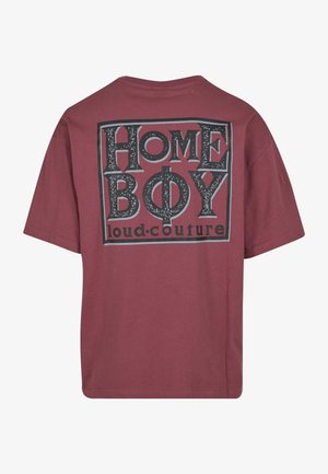 Tumeroosa lühikeste varrukatega t-särk, mille tagaküljel on suur must graafiline trükk sõnadega "HOME BOY loud-couture" ning tekstuuriga tähed.