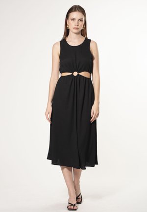 Zwarte mouwloze jurk van een gestructureerde stof, met een uitsnijding bij de taille en een ronde accent. Midi-lengte, losse pasvorm.