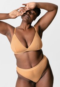 Huidskleurige driehoekige beha en bijpassende hoge taille slip, beiden in zachte, gladde stof. Minimalistisch ontwerp met dunne bandjes en geen versieringen.
