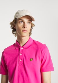 Lyle & Scott Polokošeľa - pink