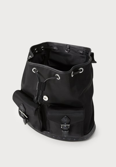 Geantă bucket din nylon negru cu accesorii din argint, închidere cu șnur, două buzunare frontale și un decor cu model la baza. Interiorul este spațios.
