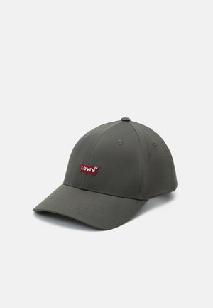Boné de baseball em algodão cinza com um patch do logótipo vermelho da Levi's na parte da frente, com detalhes cosidos e uma aba curvada.