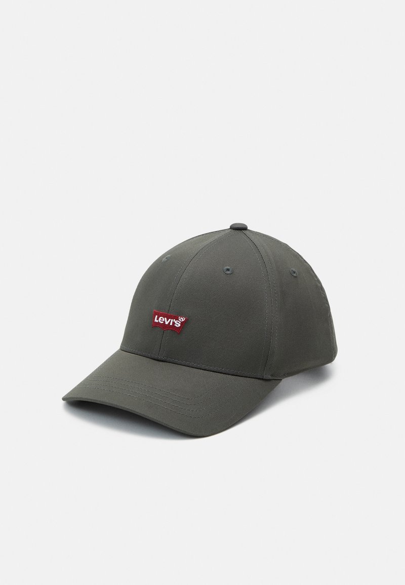Gorra de béisbol de algodón gris con un parche del logo rojo de Levi's en la parte frontal, con costuras decorativas y visera curva.