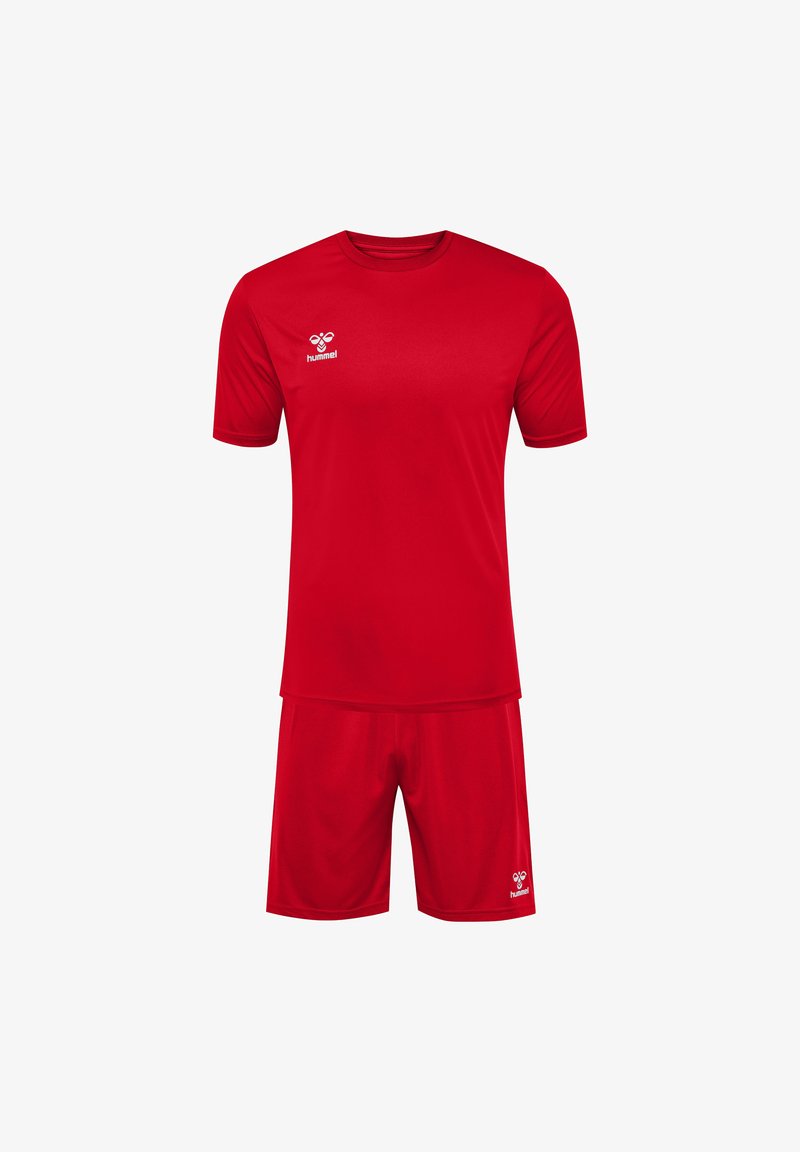 Rød atletisk uniform bestående af en kortærmet skjorte og matchende shorts, lavet af letvægtsstof med en glat tekstur.