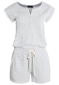 Combinaison courte à manches courtes gris clair avec encolure Henley à trois boutons et taille à cordon blanc, en tissu doux et texturé.