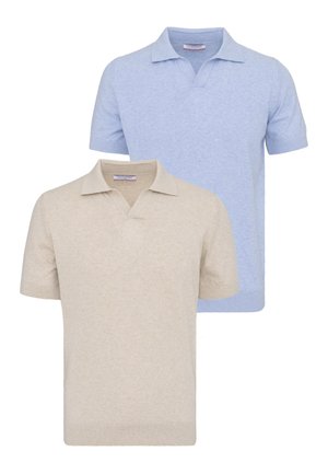 Deux polos à manches courtes avec col ouvert, un beige devant et un bleu clair derrière, exposés sur un fond blanc.
