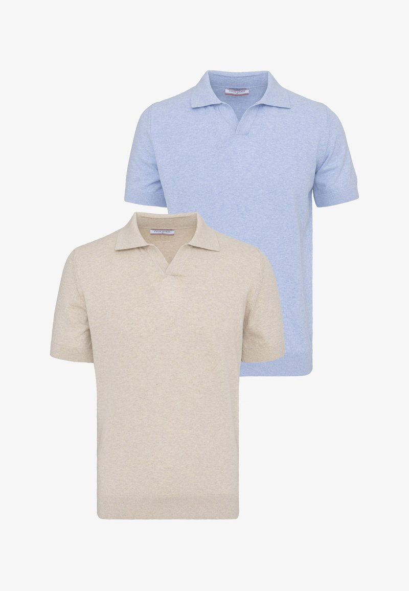 Deux polos à manches courtes avec col ouvert, un beige devant et un bleu clair derrière, exposés sur un fond blanc.