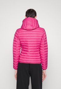 Giacca imbottita rosa con cappuccio, caratterizzata da una texture trapuntata e polsini elasticizzati. Il design è aderente e leggero, adatto per l'abbigliamento casual.