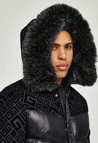 Glorious Gangsta LAVIN - Talvejope - jet black high shine