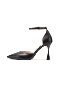 Pump nera in pelle con tacco alto, punta affilata e cinturino alla caviglia. Presenta un tacco a forma di cono e una texture liscia.