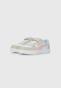 Baskets PUMA présentant une combinaison de matériaux beige, blanc, rose et bleu clair. Design avec une sangle Velcro et des lacets, agrémenté de superpositions texturées.