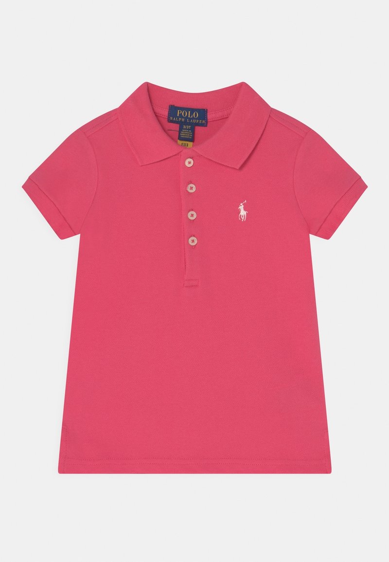 Różowa koszulka polo z krótkimi rękawami, trzema guzikami na plisce oraz białym haftowanym logo na lewej piersi. Wykonana z bawełnianego materiału o fakturze.