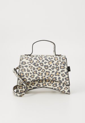 Sac imprimé léopard avec un design structuré, comprenant une poignée supérieure et une bandoulière amovible. Fabriqué en matériau lisse avec des accents noirs.