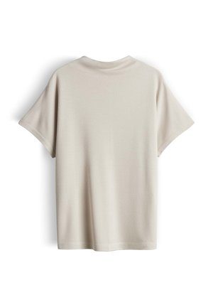 Top beige a maniche corte in maglia a coste con scollo rotondo, mostrato di spalle su sfondo bianco.