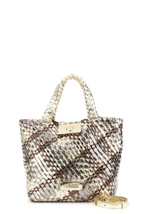 Lille vævet håndtaske med guld-, sølv- og brune metalliske striber, flettede håndtag, guldlås, logo-plade og aftagelig skulderrem ved siden af.