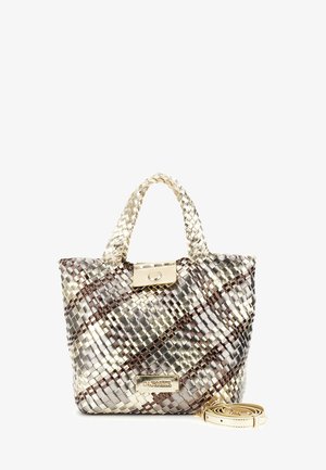 Malá tkaná kabelka se zlatými, stříbrnými a hnědými kovovými pruhy, pletenými rukojetmi, zlatým zapínáním, logovou destičkou a odnímatelným ramenním popruhem vedle ní.