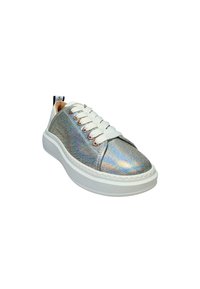 Zilveren, iriserende sneaker met witte rubberen zool, veterluiting en metalen veteroogjes. Heeft een gestructureerde afwerking en een achterste treklus.