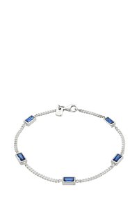 Zilveren armband met een ketting en gelijkmatig verdeelde rechthoekige blauwe edelstenen, bevestigd met een karabijnsluiting. Gelaagde schakels en gepolijste accenten.