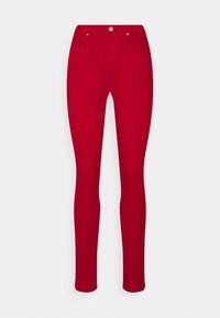 Vaqueros skinny de mezclilla elástica rojos con una cintura alta, bolsillos frontales y un pequeño cierre de botón metálico. Textura suave, silueta ajustada.