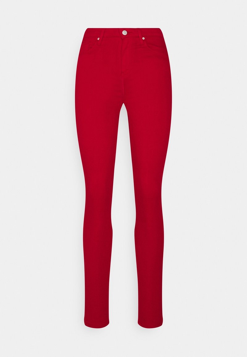 Vaqueros skinny de mezclilla elástica rojos con una cintura alta, bolsillos frontales y un pequeño cierre de botón metálico. Textura suave, silueta ajustada.