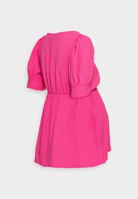 Abito rosa brillante con texture, maniche a sbuffo corte, estremità cuffiate e vita arricciata, mostrato da dietro su uno sfondo semplice.