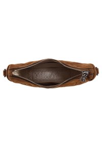 Sac à bandoulière en daim marron avec fermeture éclair, présentant une finition texturée et une doublure imprimée du logo. Le matériel en métal ajoute du détail au design.