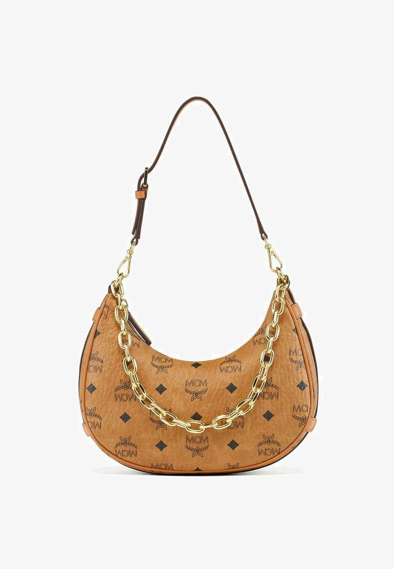 Borsa hobo in pelle marrone con una forma curva, tracolla in catena dorata e motivo a logo MCM. Presenta un bordo a contrasto e una sola tracolla.