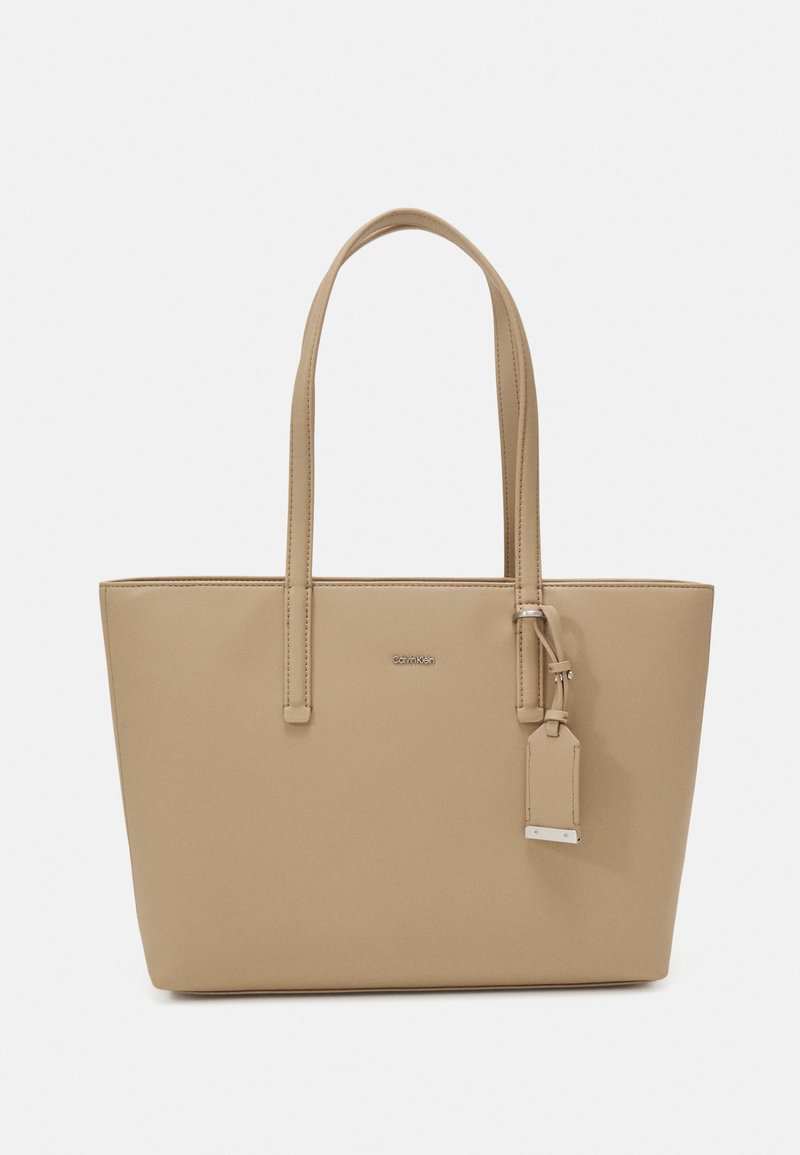 Calvin Klein MUST TOTE BAG - Kabelka - silver mink