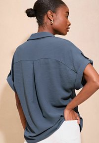 Lipsy SHORT SLEEVE UTILITY  - Nööpidega pluus - blue