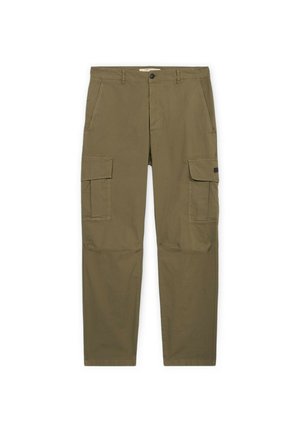 Pantalones cargo de color verde oliva con bolsillos laterales con solapa, bolsillos frontales diagonales, trabillas para cinturón y cierre de botón sobre un fondo blanco.