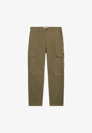 Pantalones cargo de color verde oliva con bolsillos laterales con solapa, bolsillos frontales diagonales, trabillas para cinturón y cierre de botón sobre un fondo blanco.