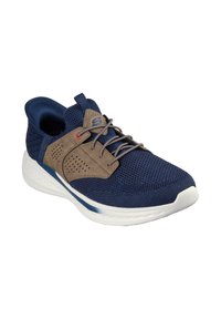 Zapatilla de malla azul marino con detalles en ante marrón, cordones grises y suela blanca acolchada, en ángulo para mostrar detalles laterales y frontales.