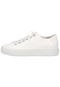 Baskets en cuir blanc avec une texture lisse, bout arrondi, semelle plate et six oeillets pour les lacets. Design minimaliste sans logos visibles.