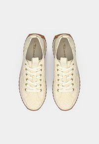 Κρέμα γούνες παπούτσια με κορδόνια, με υφή στην επιφάνεια, που έχει μοτίβο, αντίθετη καφέ ελαστική σόλα και χρυσές οπές κορδονιών. Μέγεθος 37.